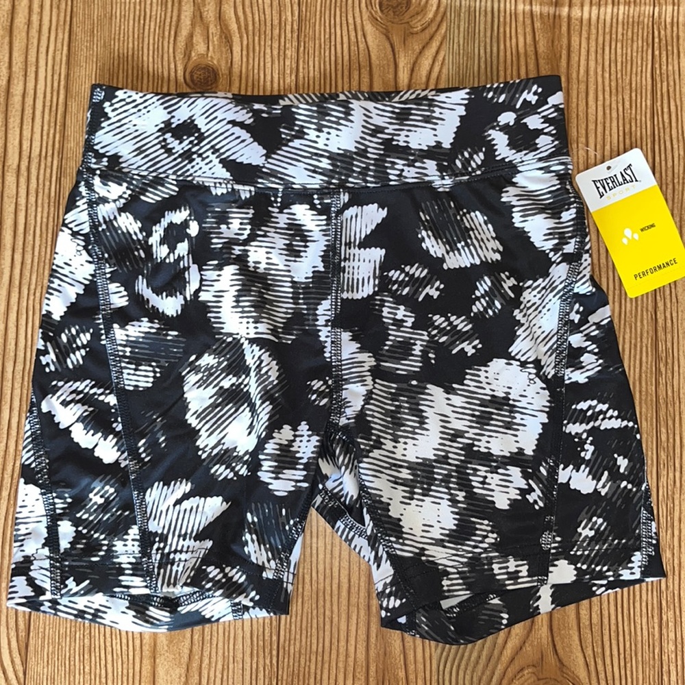 Everlast Sport Black and White Biker shorts   Small  NWT